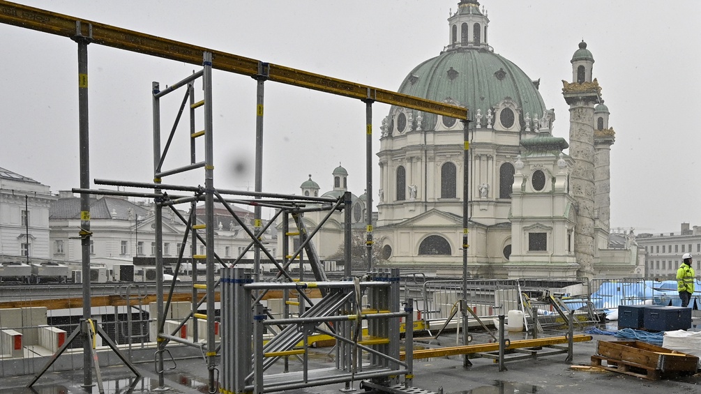 Blick von der Baustelle Wien Museum auf die Karlskirche