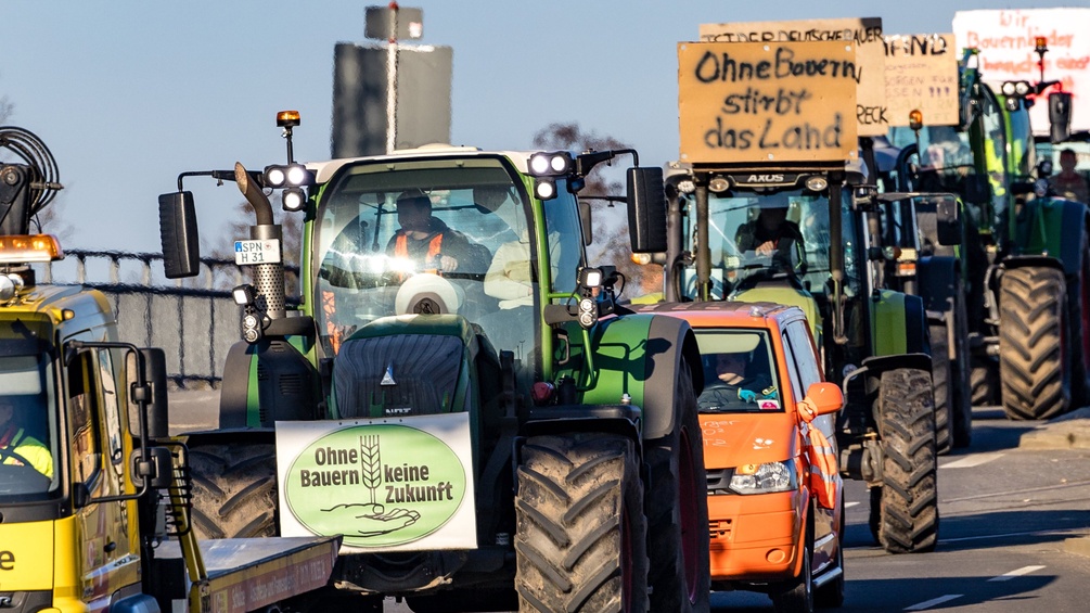 Bauern demonstrieren mit Traktoren