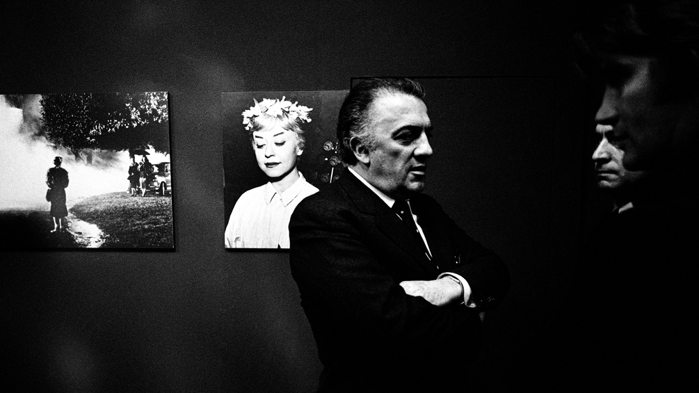 Frederico Fellini steht vor einem Portrait seiner Frau