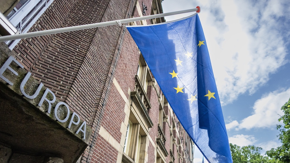 EU-Fahne und Europa-Schriftzug