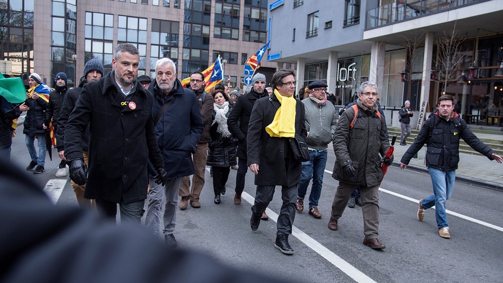 In der Mitte: Carles Puigdemont