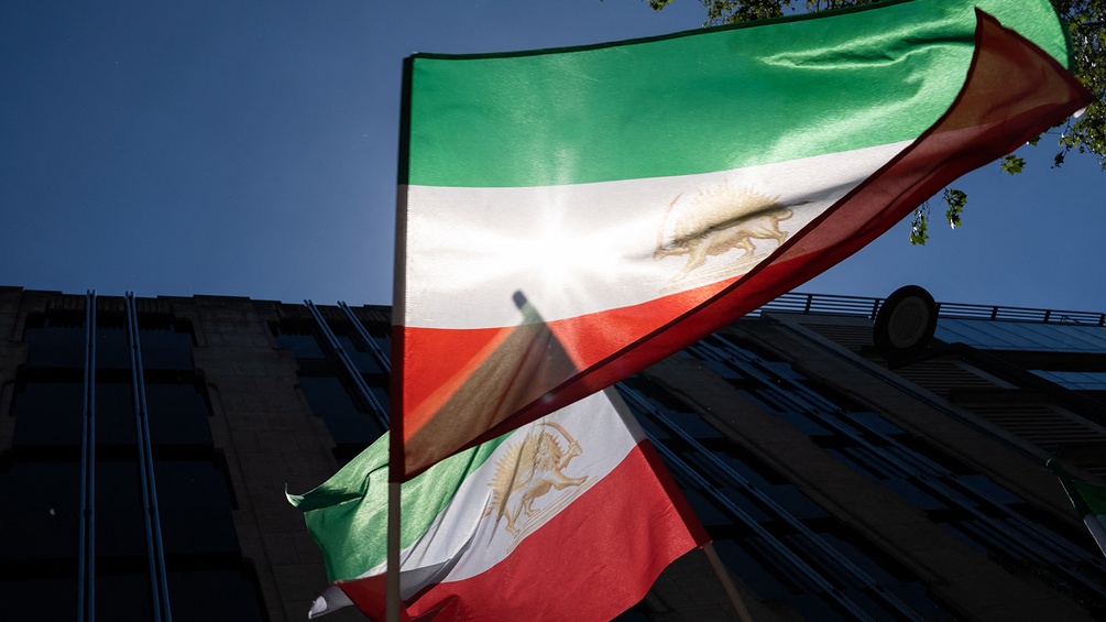 Zwei Iranische Flaggen in der Luft