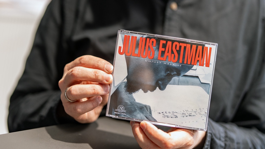 Heinrich Deisl hält CD von Julius Eastman