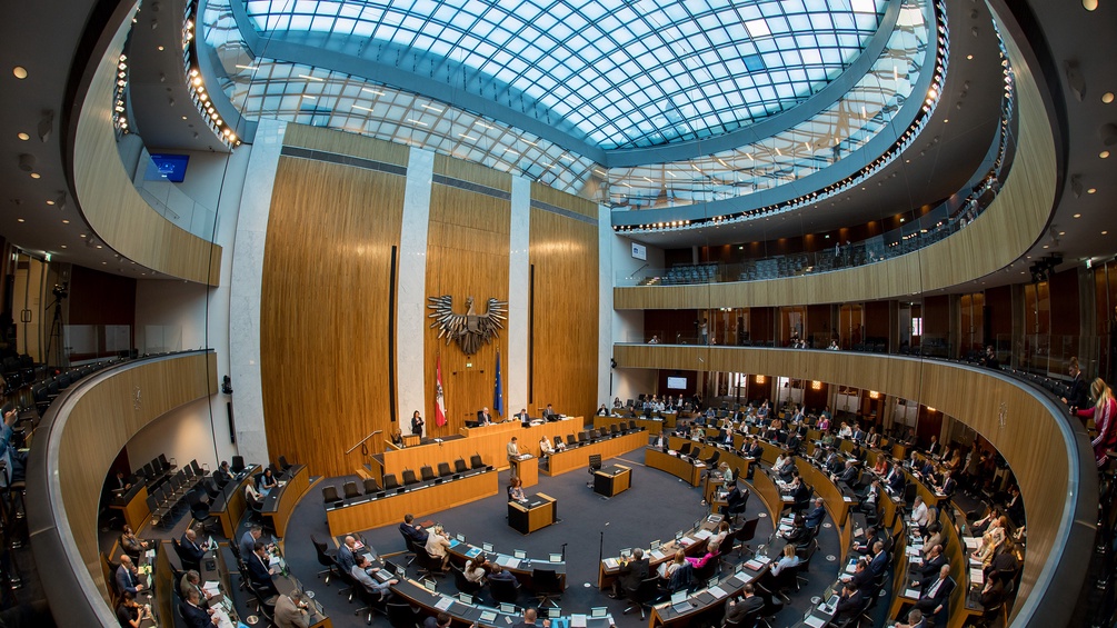 Ein Übersichtsfoto mit einem Fischaugenobjektiv anlässlich eine Sitzung des Nationalrates im Parlament