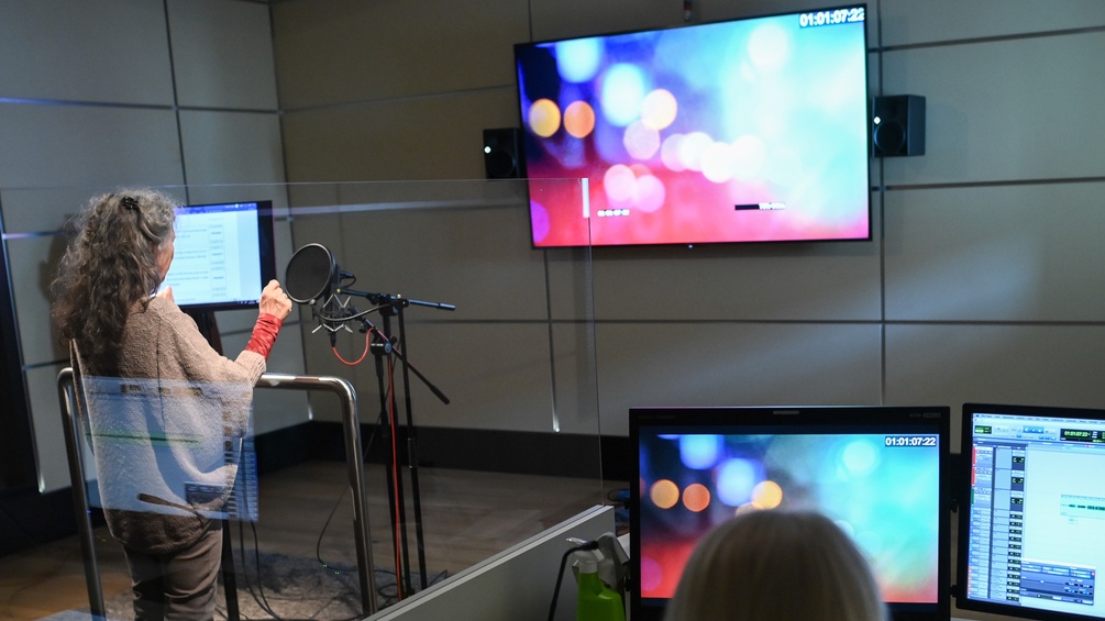 Synchronsprecherin in einem Aufnahmestudio