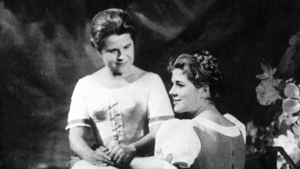 Paula Wessely als "Zufriedenheit" und ihre Tochter Christiane Hörbiger als "Lottchen" in "Der Bauer als Millionär" bei den Salzburger Festspielen (Archivbild von 1961). 