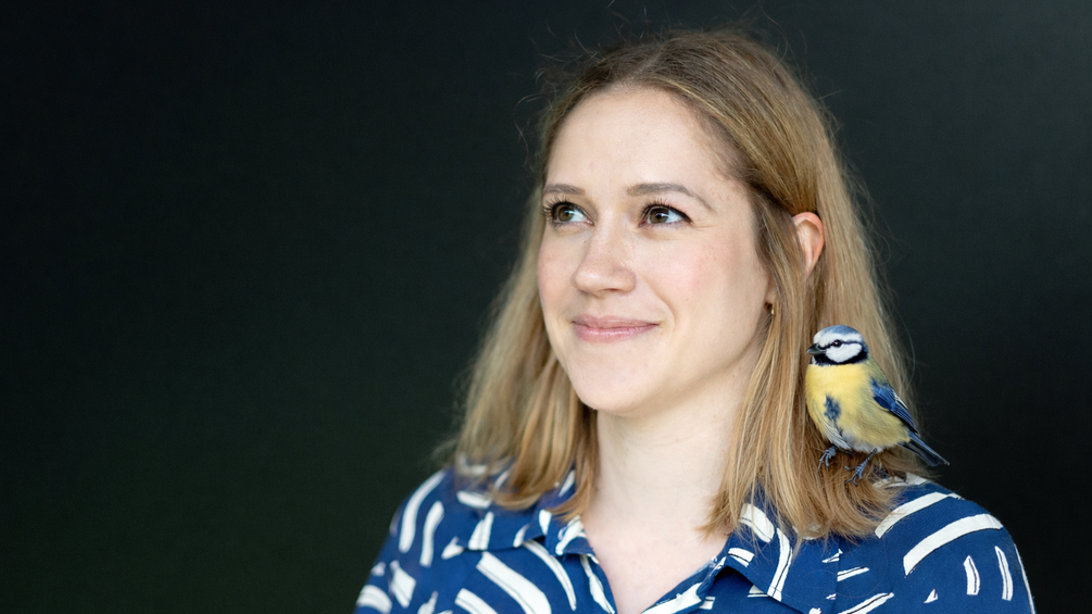 KI-ergänztes Bild: Daniela Fietzek mit Vogel auf der Schulter