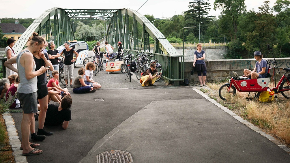 Menschen an einer Brücke