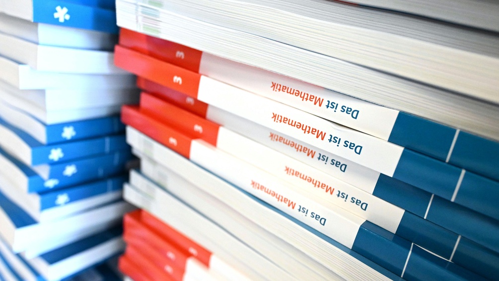PICTUREDESK.COM/APA/HELMUT FOHRINGER Schulbücher