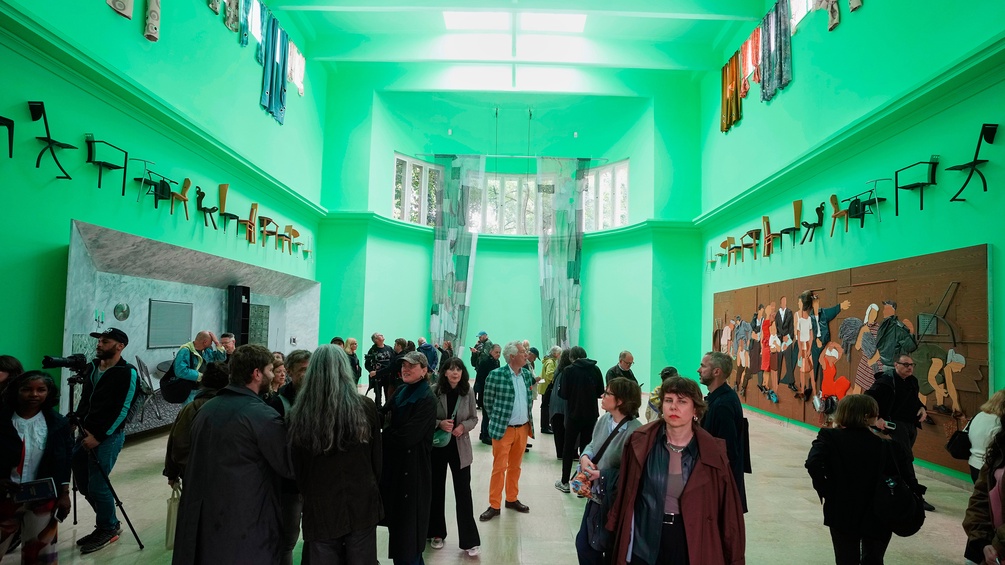 Besucherinnen im deutschen Pavillion der Biennale 2026