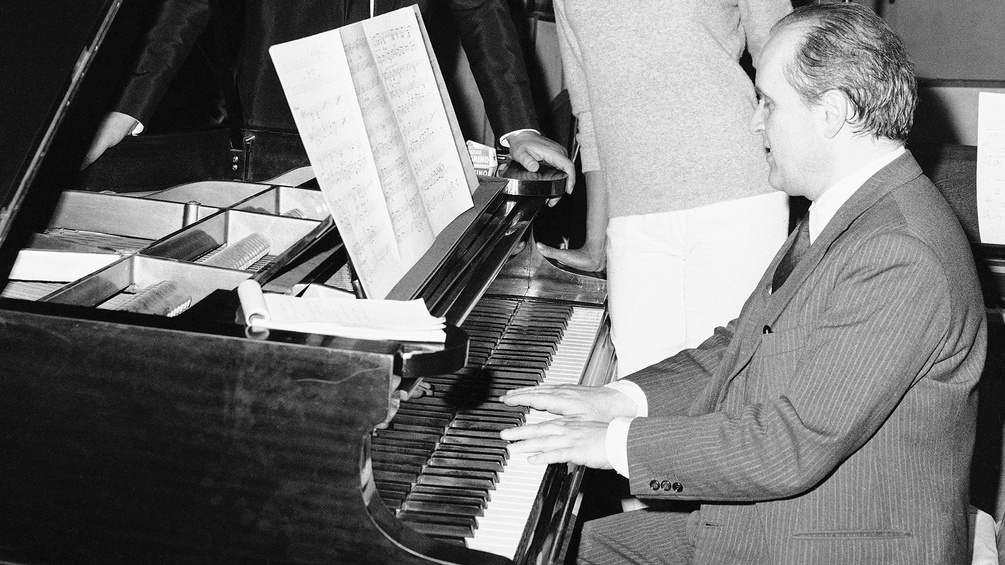 Nino Rota am Klavier, 1965