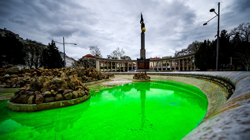 Grün gefärbtes Wasser im Wiener Hochstrahlbrunnen