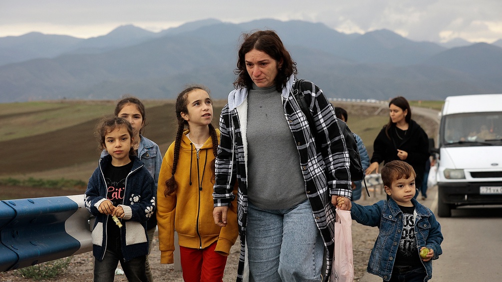 Menschen aus Bergkarabach auf der Flucht