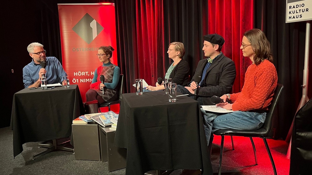 Magdalena Miedl und Wolfgang Popp sprechen mit Karin Krichmayr (Wissenschaftsjournalistin und Comic-Expertin "Der Standard"), Bettina Egger (Comic-Historikerin und -Zeichnerin) und Lenz Mosbacher (Comic-Zeichner und Kurator)