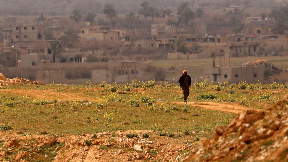 Kämpfer auf einem Grünstück im Osten Syriens
