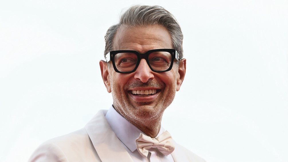 Jeff Goldblum in elegantem weißen Anzug