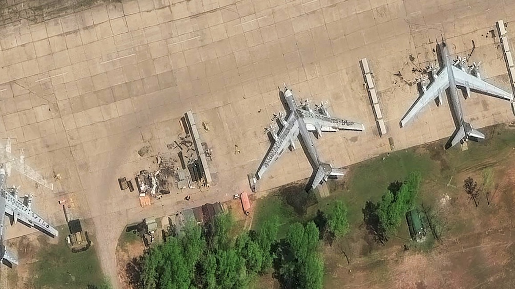PICTUREDESK.COM/AFP Satelittenaufnahme einer bombardierten Flugbasis in Russland