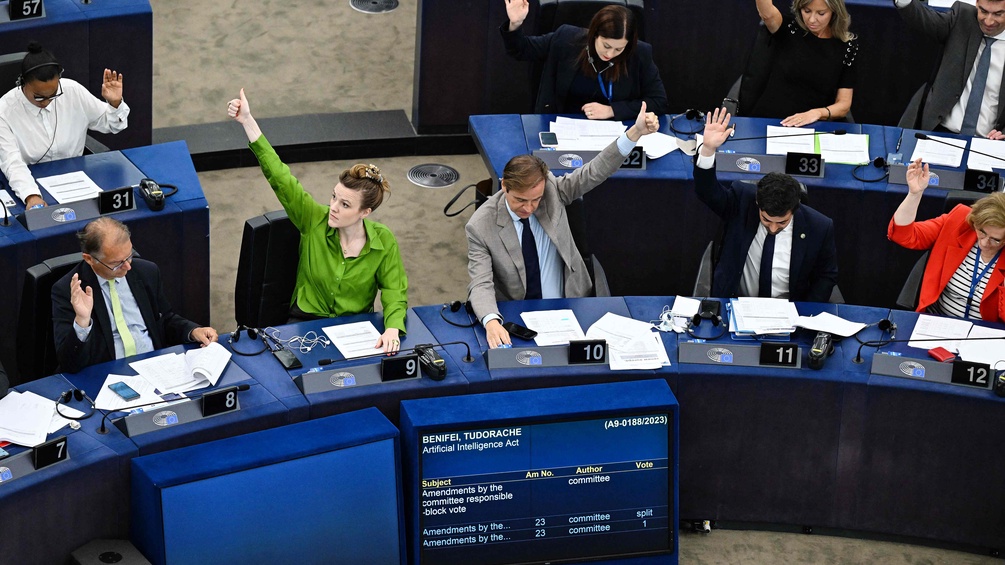Mitglieder des Europäischen Parlaments bei einer Abstimmung