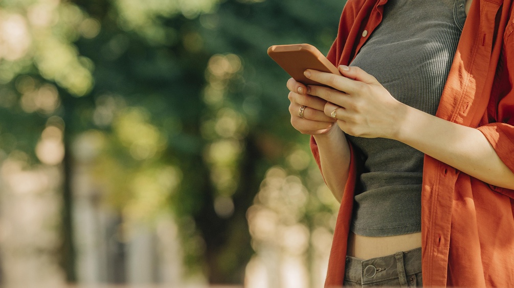 Frau mit Smartphone