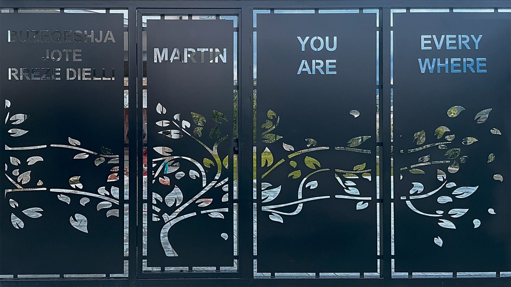 Gartentor mit der Schrift "Martin You Are Everywhere"