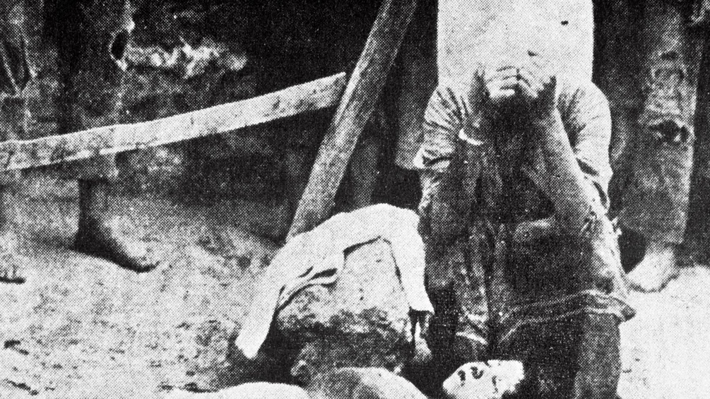 Armenische Frau trauert neben einem toten Buben, 1915