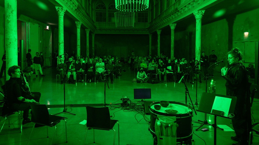 Brauchen, Musiker:innen auf der Bühne, Publikum, grünes Licht