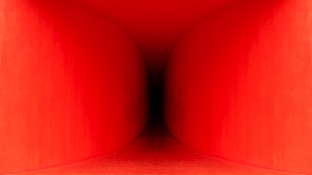Roter Trichter aus Beton
