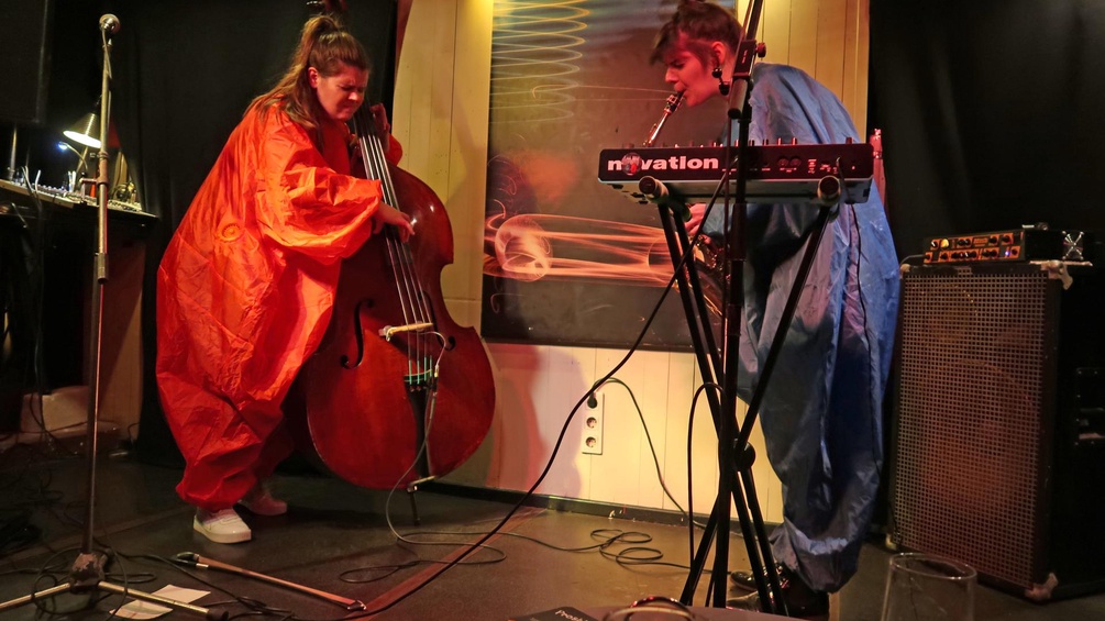 Zwei Musikerinnen in einem roten und blauebn Kostüm