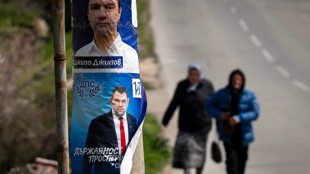 Wahlplakate und Menschen auf der Straße in Bulgarien
