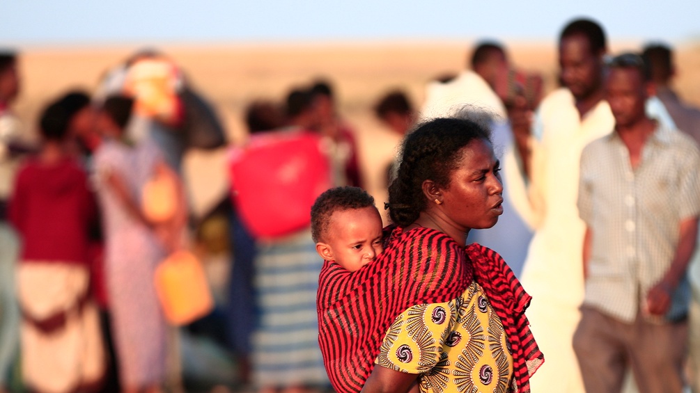 Äthiopische Flüchtlinge, Frau mit Baby auf dem Rücken