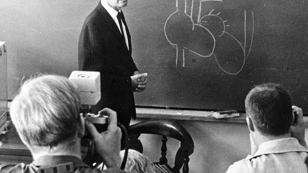 Dr. Christiaan Barnard vor einer Tafel, 1967