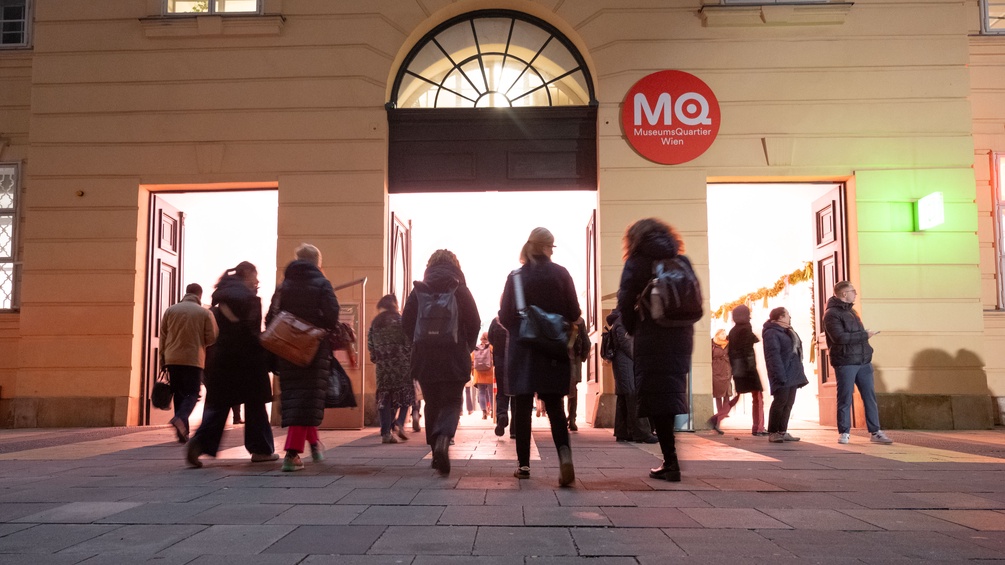 Menschen gehen ins MQ