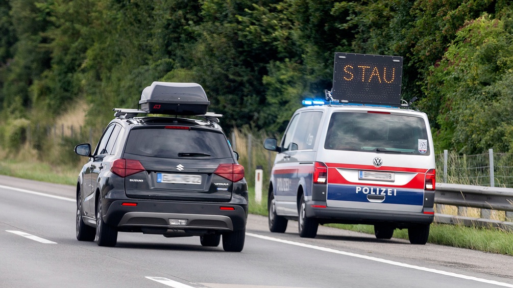 Polizei mit Stauanzeige auf der Westautobahn