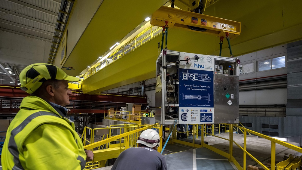 Ein speziell entwickeltes, tragbares kryogenes Penningfallen-Gerät, das mit einer Wolke aus 92 Antiprotonen gefüllt ist, wird während einer erfolgreichen Testfahrt des weltweit ersten Transportsystems für Antimaterie auf einen Lastwagen verladen.