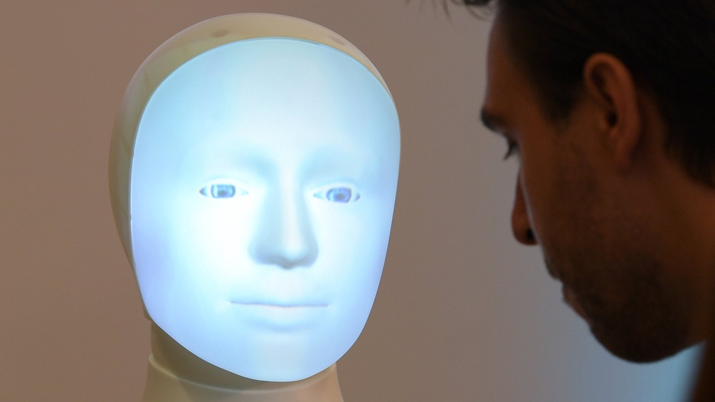 Ein Gesicht auf einem Roboter.
