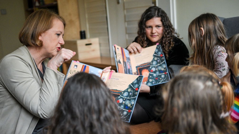 Zwei Frauen lesen Kindern vor