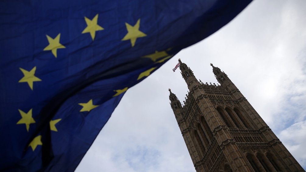Die EU Fahne neben dem Parlament Londons