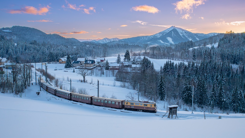  Der Ötscherbär der Mariazellerbahn fährt durch die winterliche Landschaft des Ötscherlandes