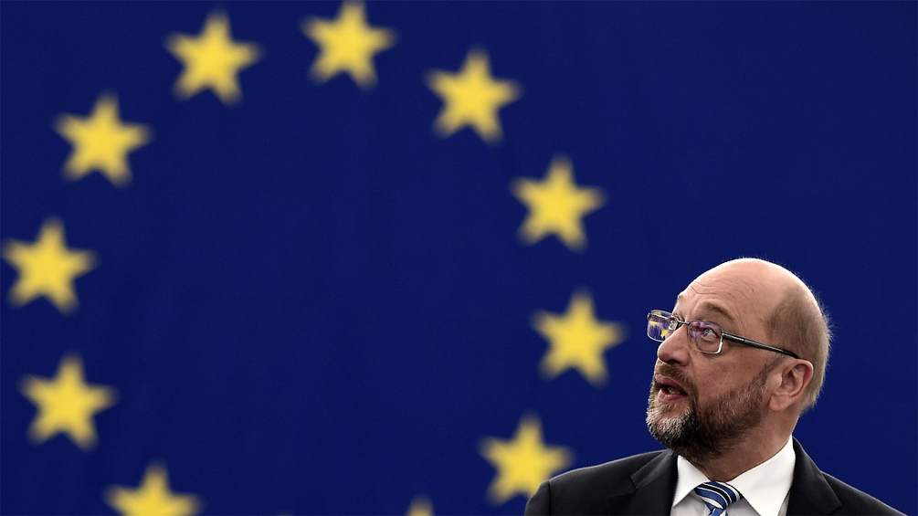 Martin Schulz vor Europa-Flagge