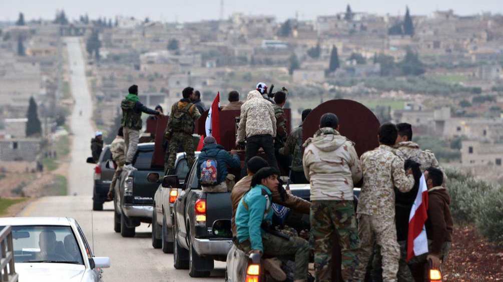 Militäranhänger der syrischen Regierung unterwegs