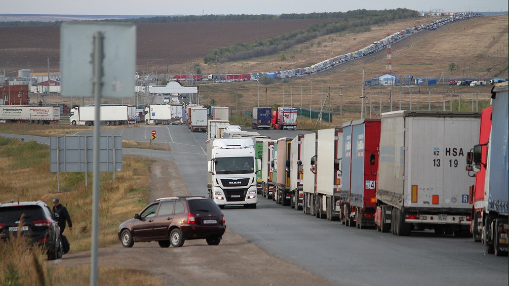 Autos und Laster am Weg zur Grenze Russlands.