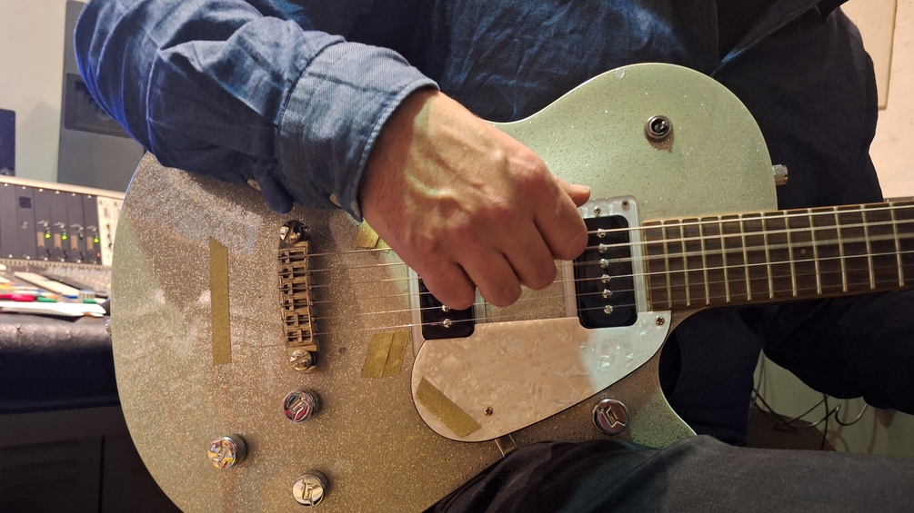 Mann mit Gitarre, Chris Janka