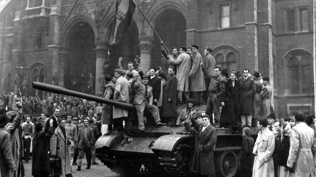 Ungarn, 1956: Menschen stehen auf einem sowjetischen Panzer