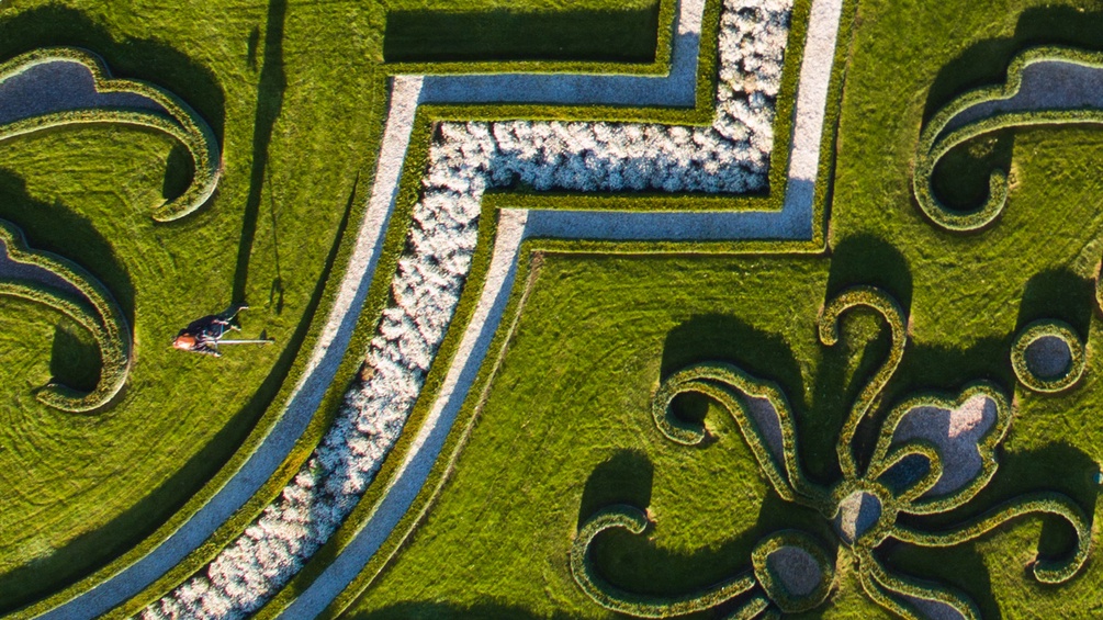 APA/DPA/JULIAN STRATENSCHULTE Ein Gärtner bewegt sich durch einen aufwednig beflanzten und beschnittenen Ziergarten.