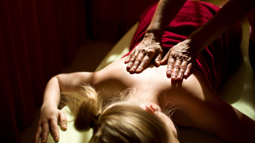 Eine Frau bekommt eine Massage