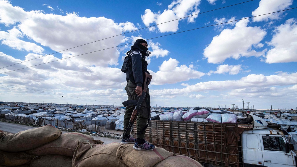 Kurdischer Soldat überwacht ein Gefangenenlager in Syrien