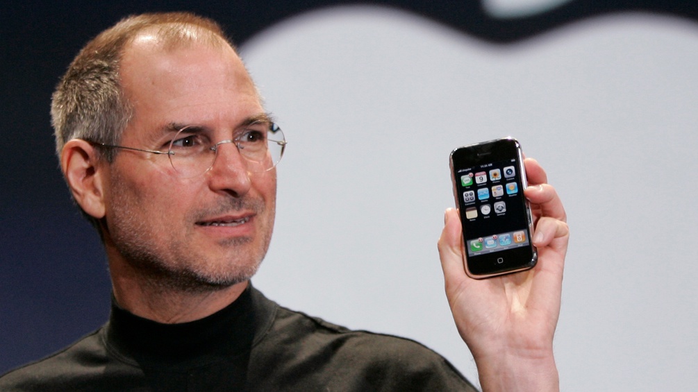 Steve Jobs mit iPhone