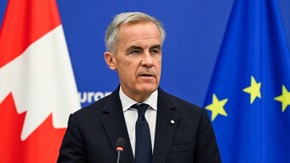 Kanadas Premierminister Mark Carney vor Flaggen