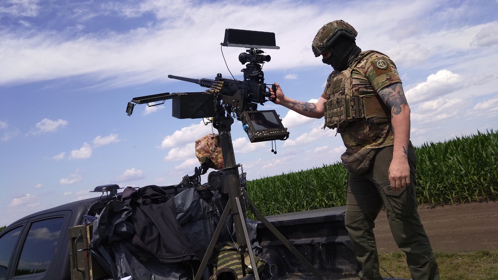 Mann mit Luftabwehrgeschütze