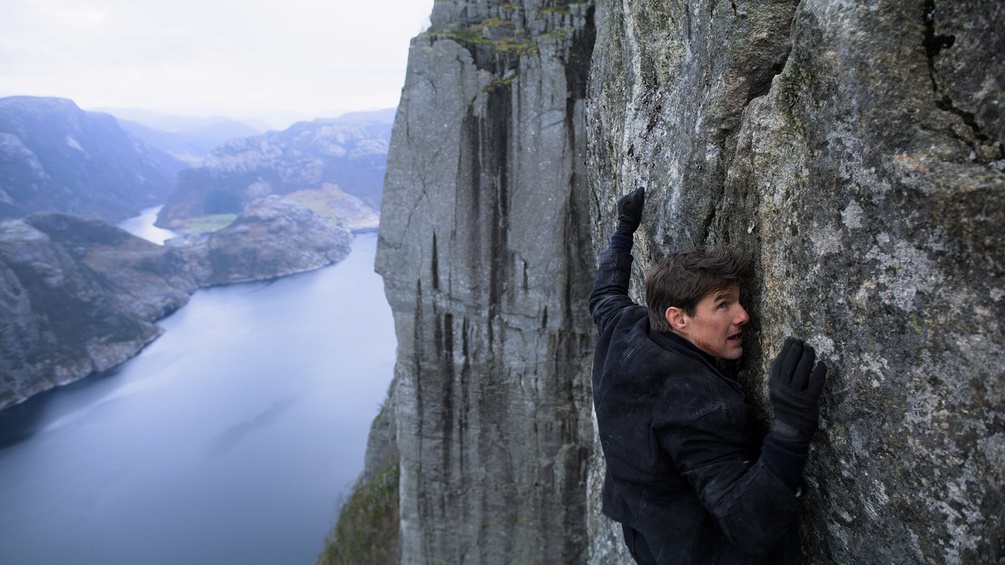 CONSTANTIN FILM Tom Cruise hängt an einer Felswand